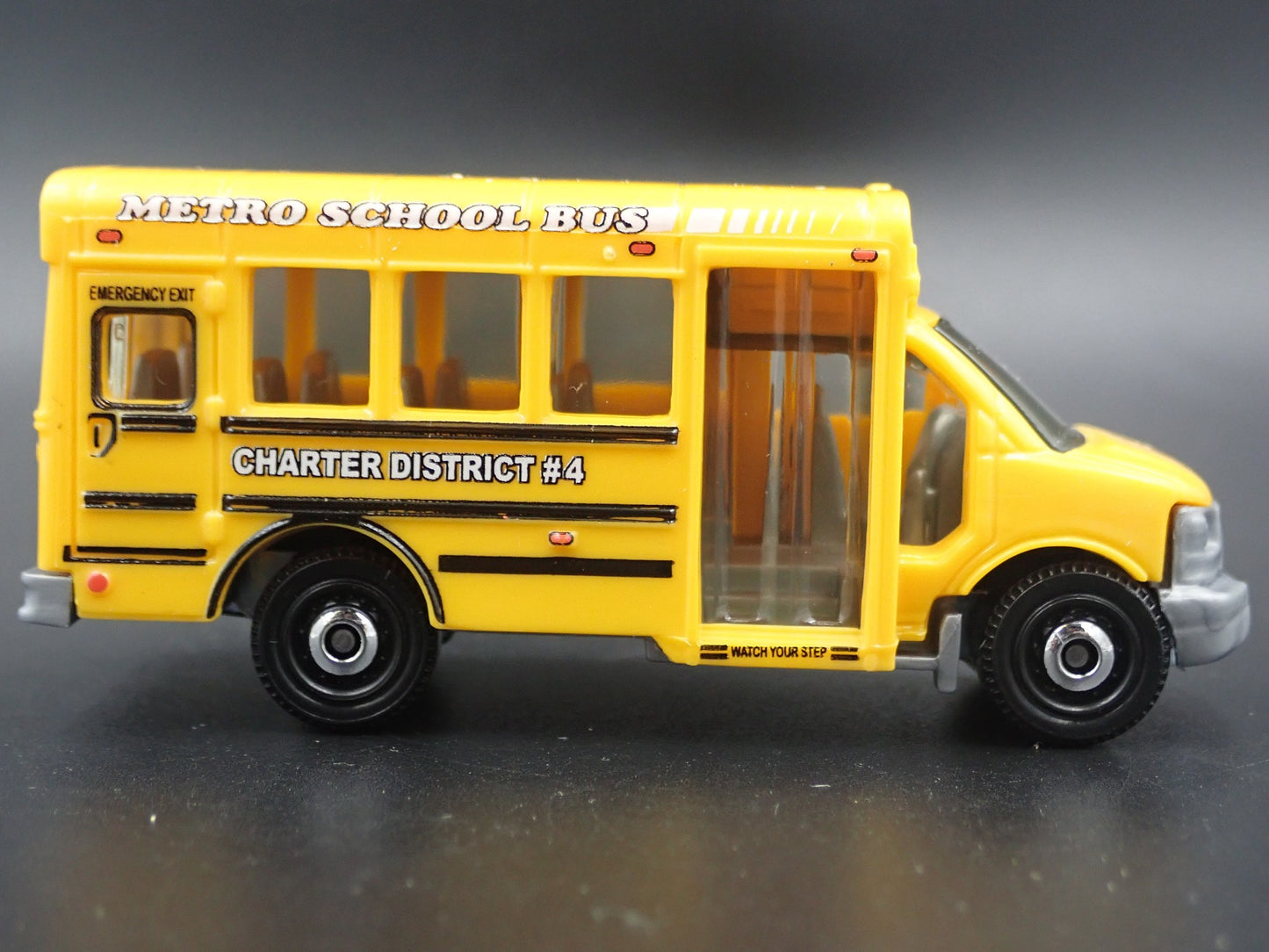 GMC METRO SHORT SCHOOL BUS RARE 1:64 SCALE COLLECTIBLE DIORAMA DIECAST MODEL CAR