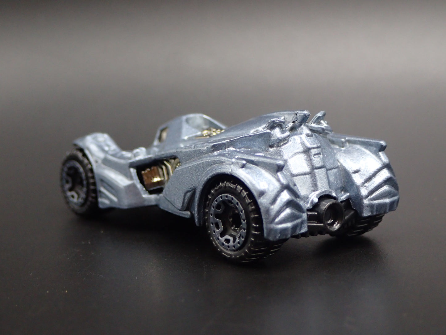 BATMAN ARKHAM KNIGHT BATMOBILE 1:64 SCALE COLLECTIBLE DIORAMA DIECAST MODEL CAR