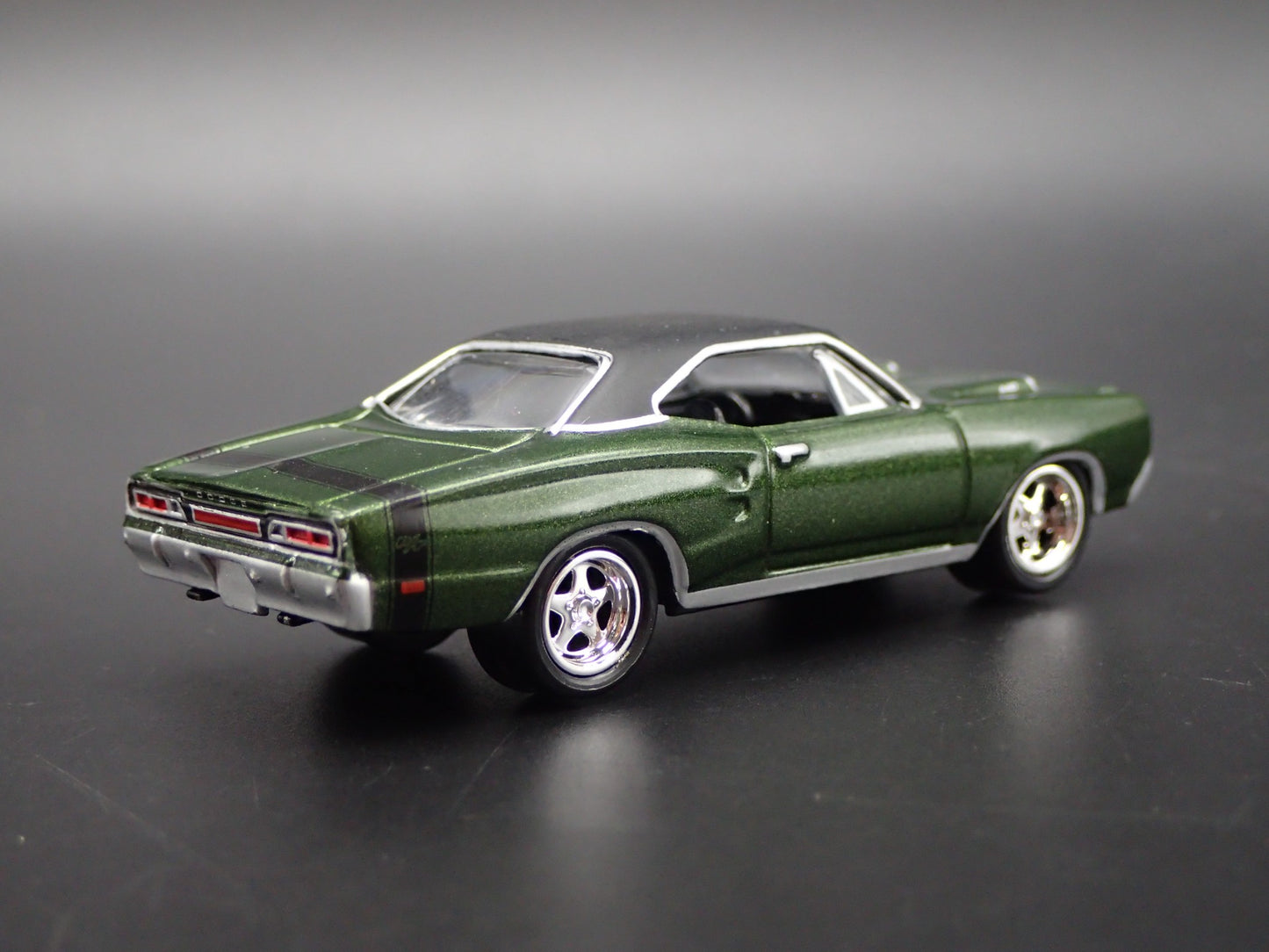 1969 69 DODGE CORONET RT GREEN 1:64 SCALE COLLECTIBLE DIORAMA DIECAST MODEL CAR