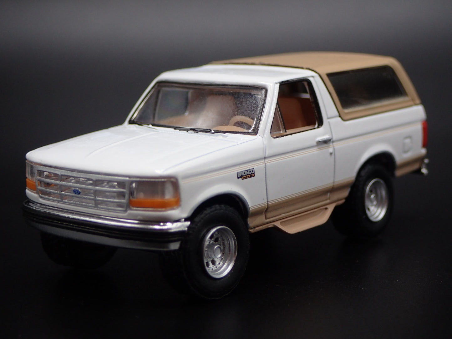 1996 96 FORD BRONCO EDDIE BAUER WHITE 1:64 SCALE DIORAMA DIECAST MODEL CAR`