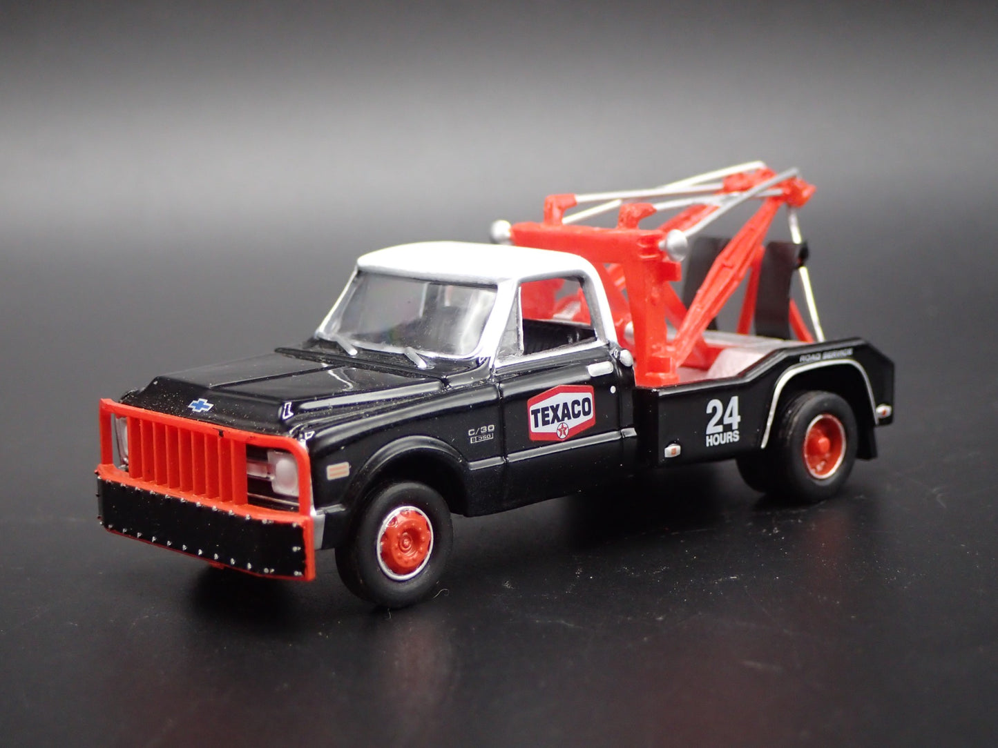 1970 70 CHEVY CHEVROLET C30 DUALLY WRECKER TEXACO 1:64 SCALE DIECAST MODEL CAR