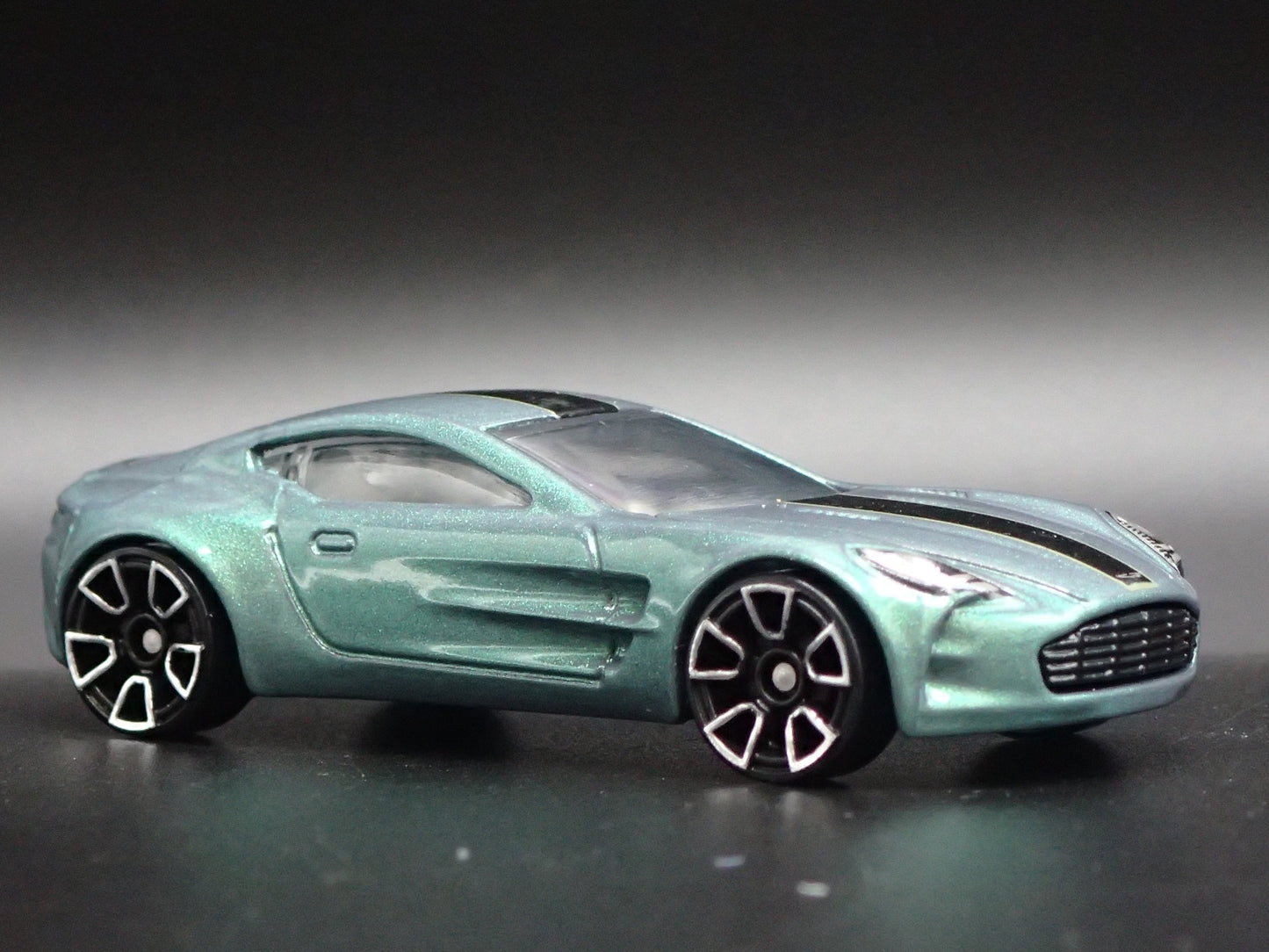 2009-2012 ASTON MARTIN ONE-77 1/64 SCALE COLLECTIBLE DIORAMA DIECAST MODEL CAR