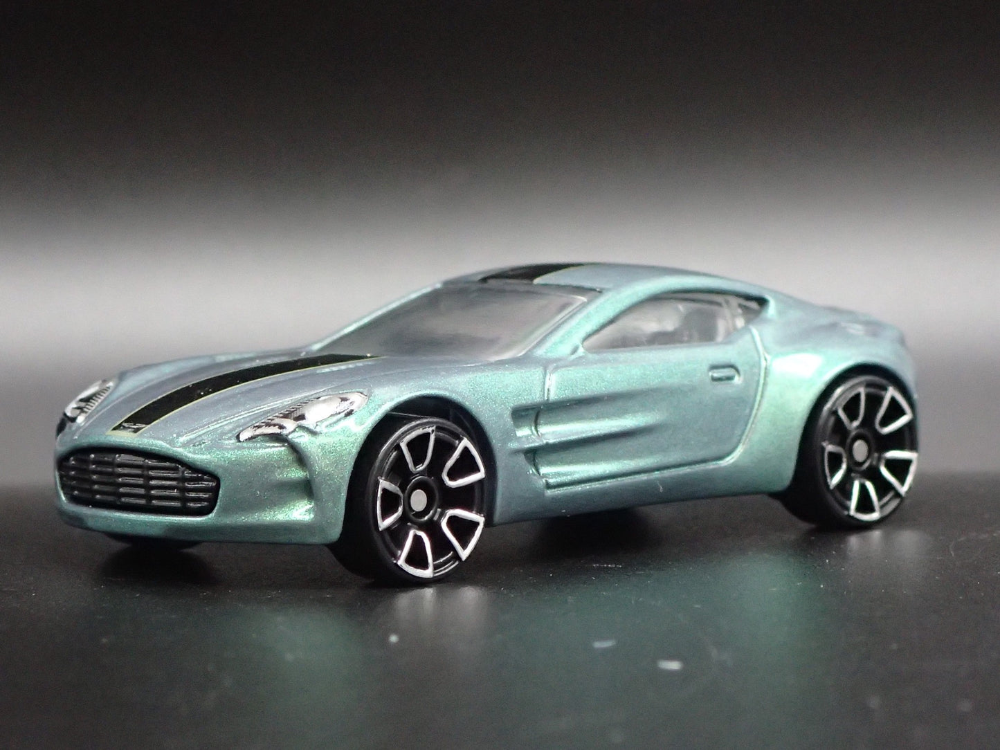 2009-2012 ASTON MARTIN ONE-77 1/64 SCALE COLLECTIBLE DIORAMA DIECAST MODEL CAR