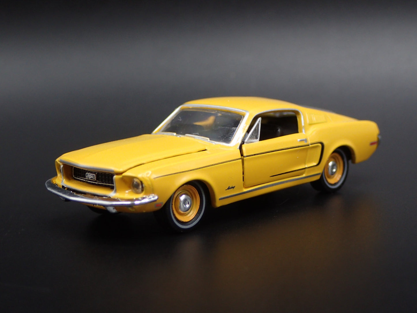 1968 68 FORD MUSTANG FASTBACK 2+2 ORANGE 1:64 SCALE DIORAMA DIECAST MODEL CAR