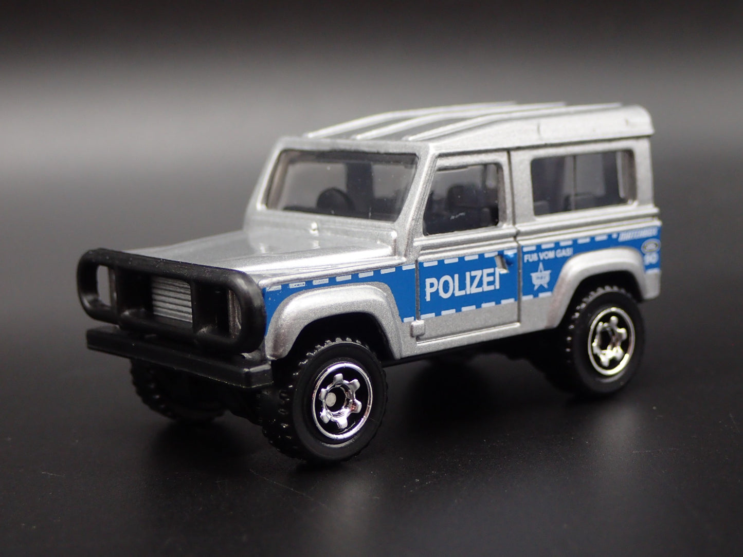 1984-1990 LAND ROVER 90 POLIZEI 1/64 SCALE COLLECTIBLE DIORAMA DIECAST MODEL CAR
