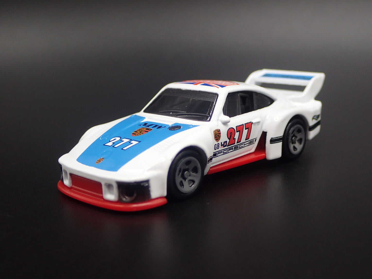 1976-1981 PORSCHE 935 RACING URBAN OUTLAW 1:64 SCALE DIORAMA DIECAST MODEL CAR