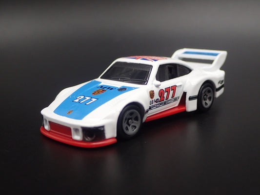 1976-1981 PORSCHE 935 RACING URBAN OUTLAW 1:64 SCALE DIORAMA DIECAST MODEL CAR