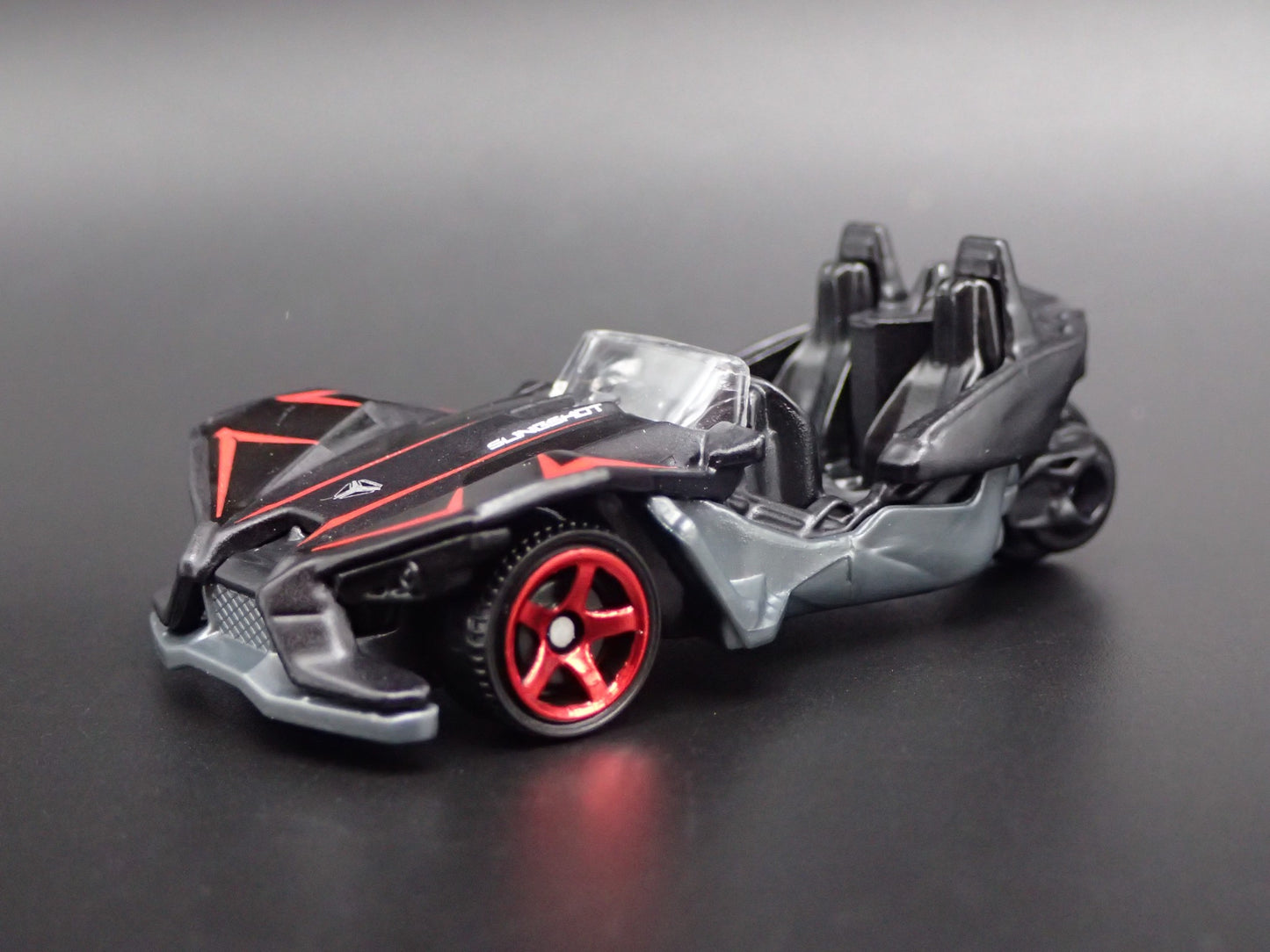 POLARIS SLINGSHOT MOTORCYCLE 1/64 SCALE COLLECTIBLE DIORAMA DIECAST MODEL CAR
