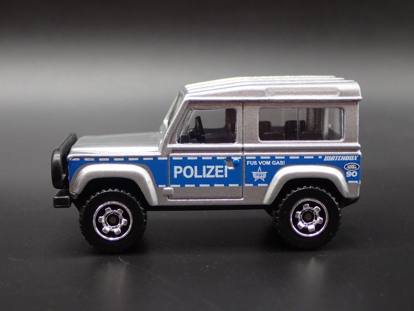 1984-1990 LAND ROVER 90 POLIZEI 1/64 SCALE COLLECTIBLE DIORAMA DIECAST MODEL CAR