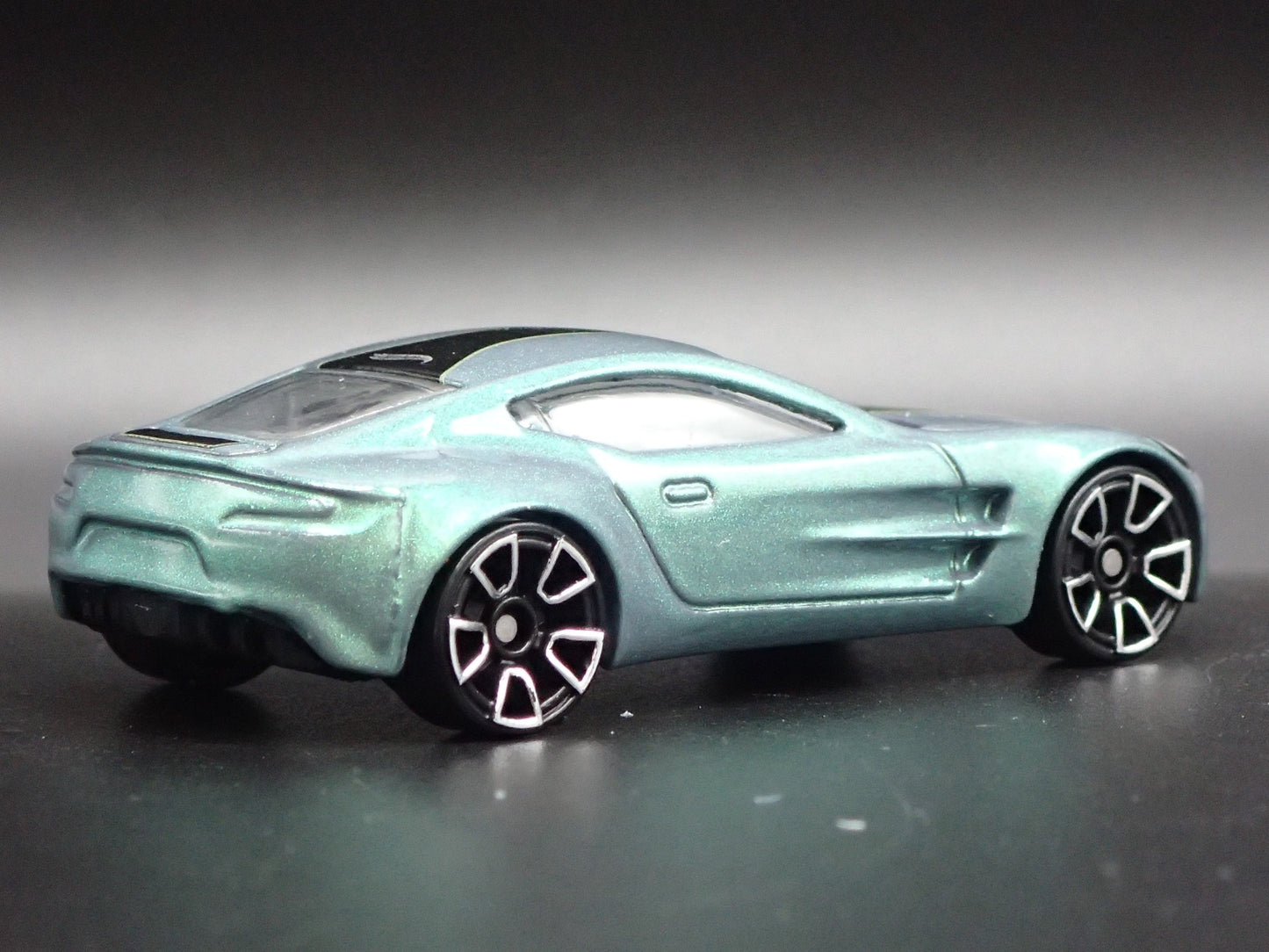2009-2012 ASTON MARTIN ONE-77 1/64 SCALE COLLECTIBLE DIORAMA DIECAST MODEL CAR