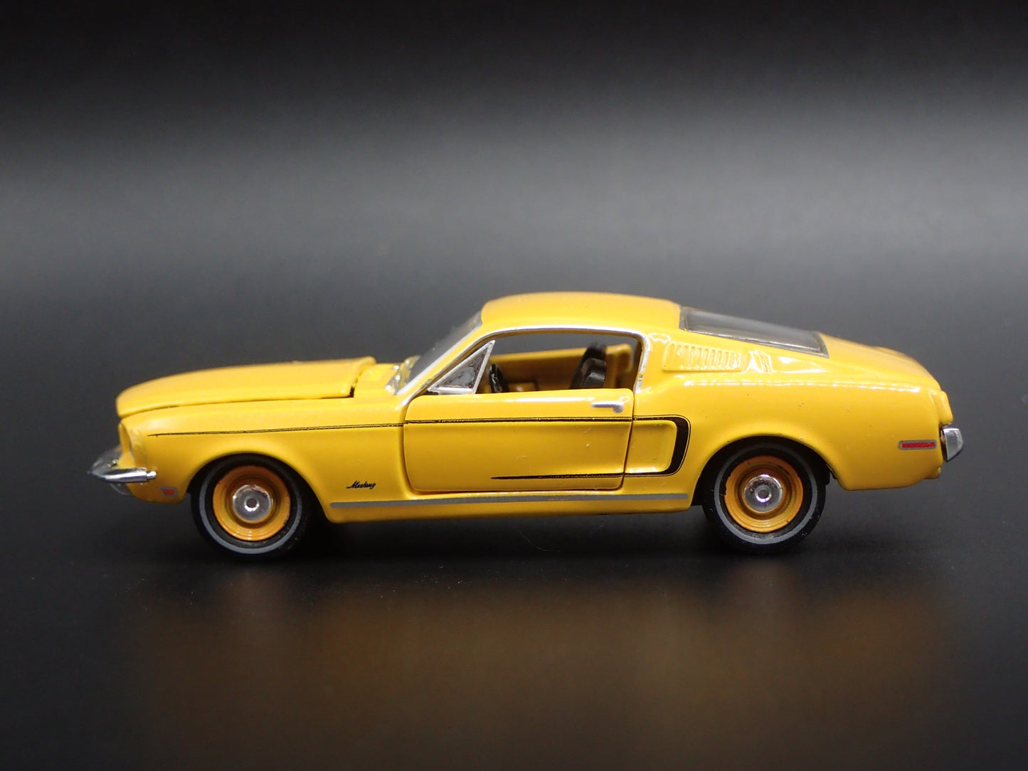 1968 68 FORD MUSTANG FASTBACK 2+2 ORANGE 1:64 SCALE DIORAMA DIECAST MODEL CAR