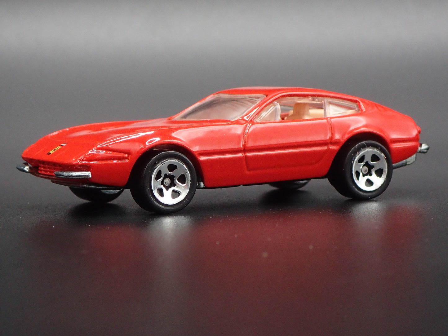1968-1973 FERRARI 365 GTB/4 1:64 SCALE COLLECTIBLE DIORAMA DIECAST MODEL CAR