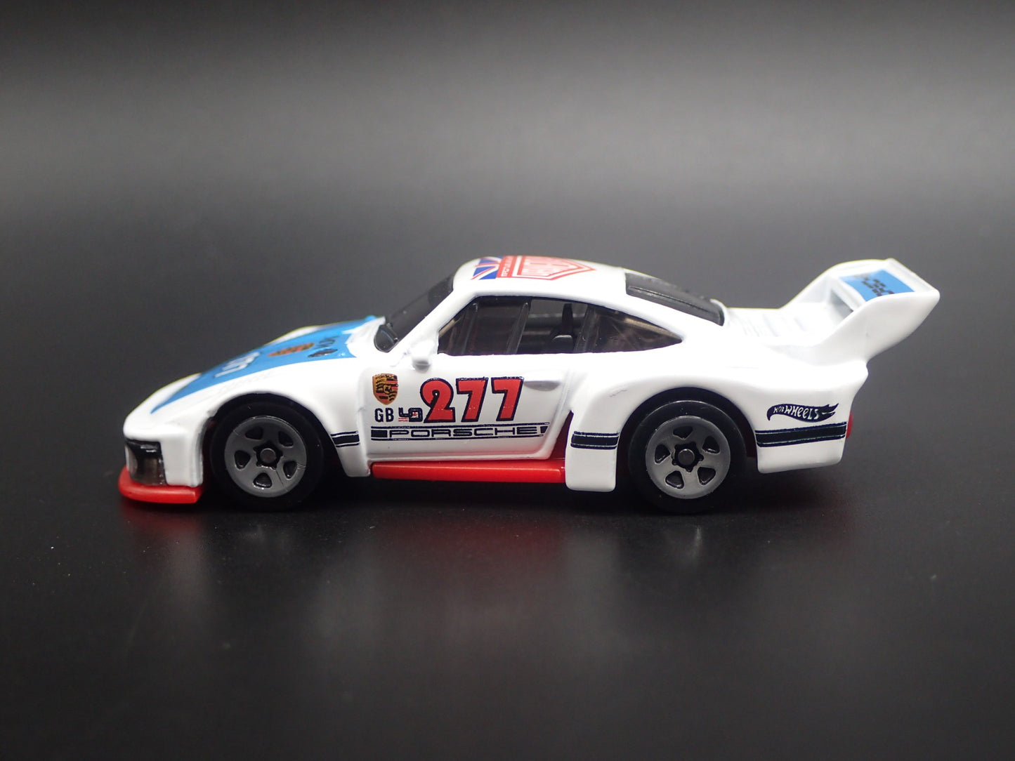 1976-1981 PORSCHE 935 RACING URBAN OUTLAW 1:64 SCALE DIORAMA DIECAST MODEL CAR
