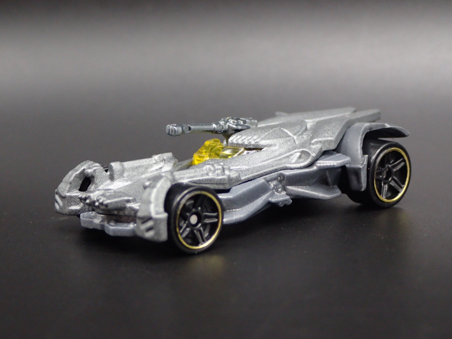 BATMAN JUSTICE LEAGUE BATMOBILE 1:64 SCALE COLLECTIBLE DIORAMA DIECAST MODEL CAR