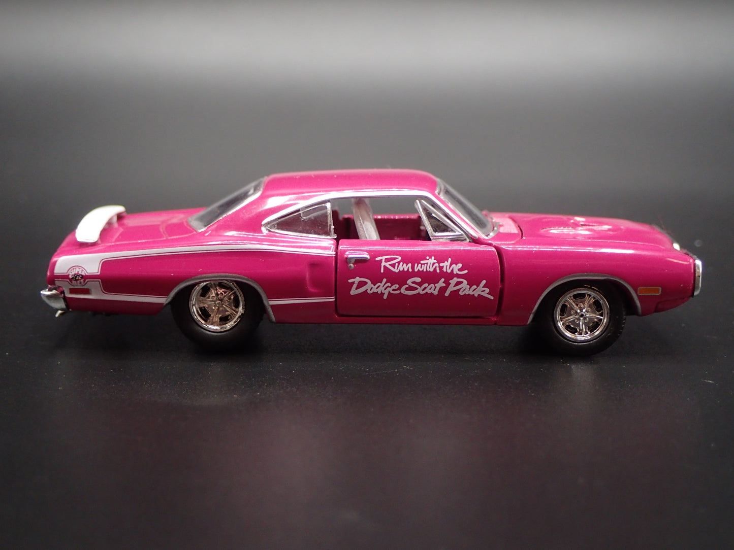 1970 70 DODGE SUPER BEE 383 SCAT PACK RARE 1:64 SCALE DIORAMA DIECAST MODEL CAR