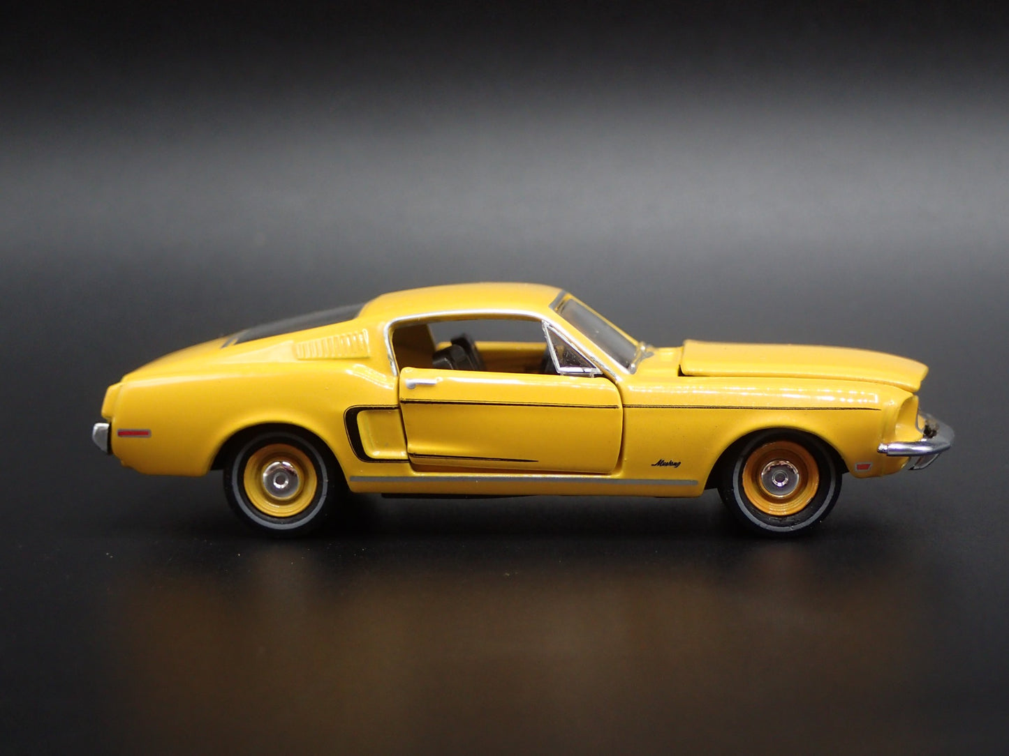 1968 68 FORD MUSTANG FASTBACK 2+2 ORANGE 1:64 SCALE DIORAMA DIECAST MODEL CAR