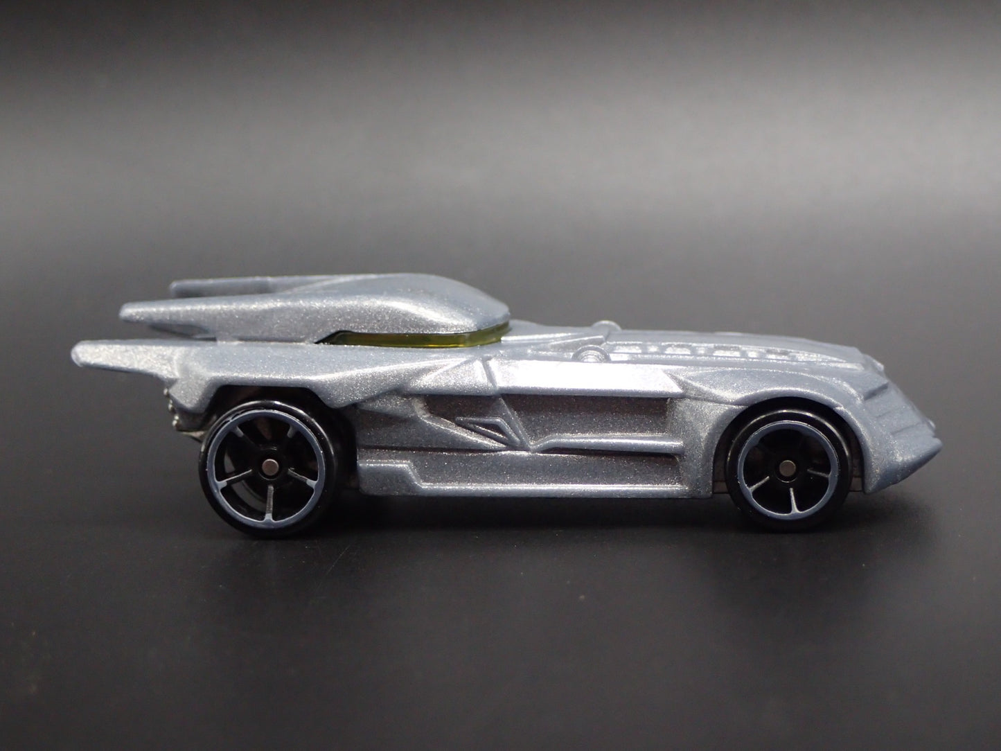 THE BATMAN BATMOBILE GRAY RARE 1:64 SCALE COLLECTIBLE DIORAMA DIECAST MODEL CAR