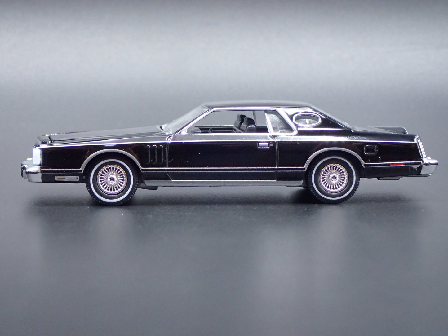 1977 77 LINCOLN CONTINENTAL MARK V BLACK 1:64 SCALE DIORAMA DIECAST MODEL CAR