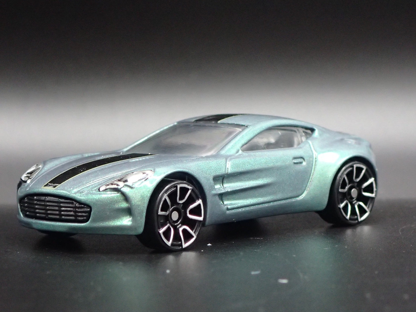 2009-2012 ASTON MARTIN ONE-77 1/64 SCALE COLLECTIBLE DIORAMA DIECAST MODEL CAR
