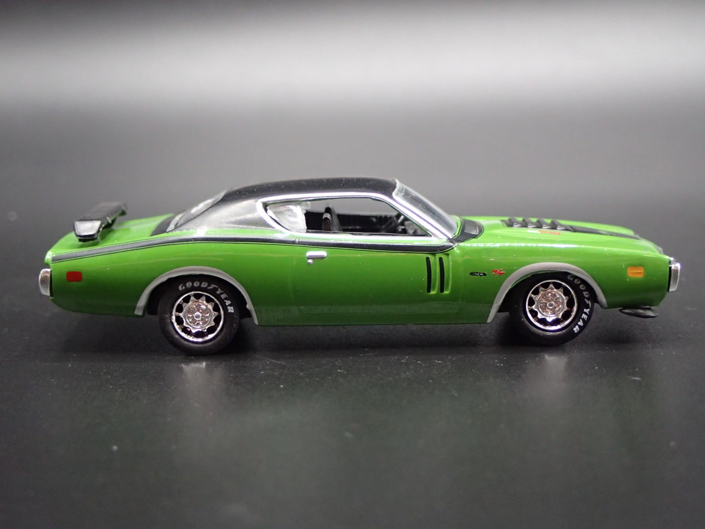 1971 71 DODGE CHARGER RT 440 6 PACK GREEN 1/64 SCALE DIORAMA DIECAST MODEL CAR