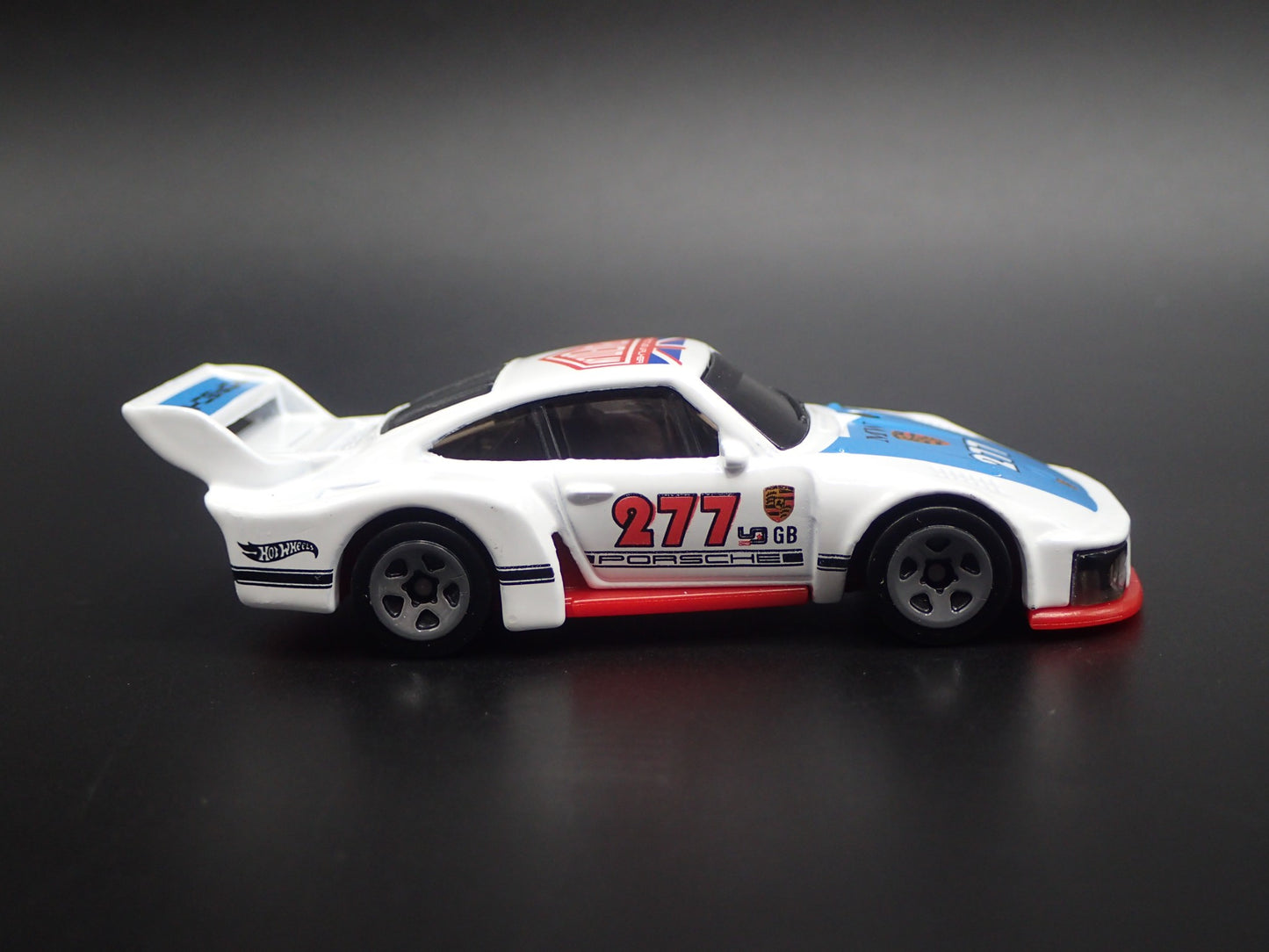 1976-1981 PORSCHE 935 RACING URBAN OUTLAW 1:64 SCALE DIORAMA DIECAST MODEL CAR