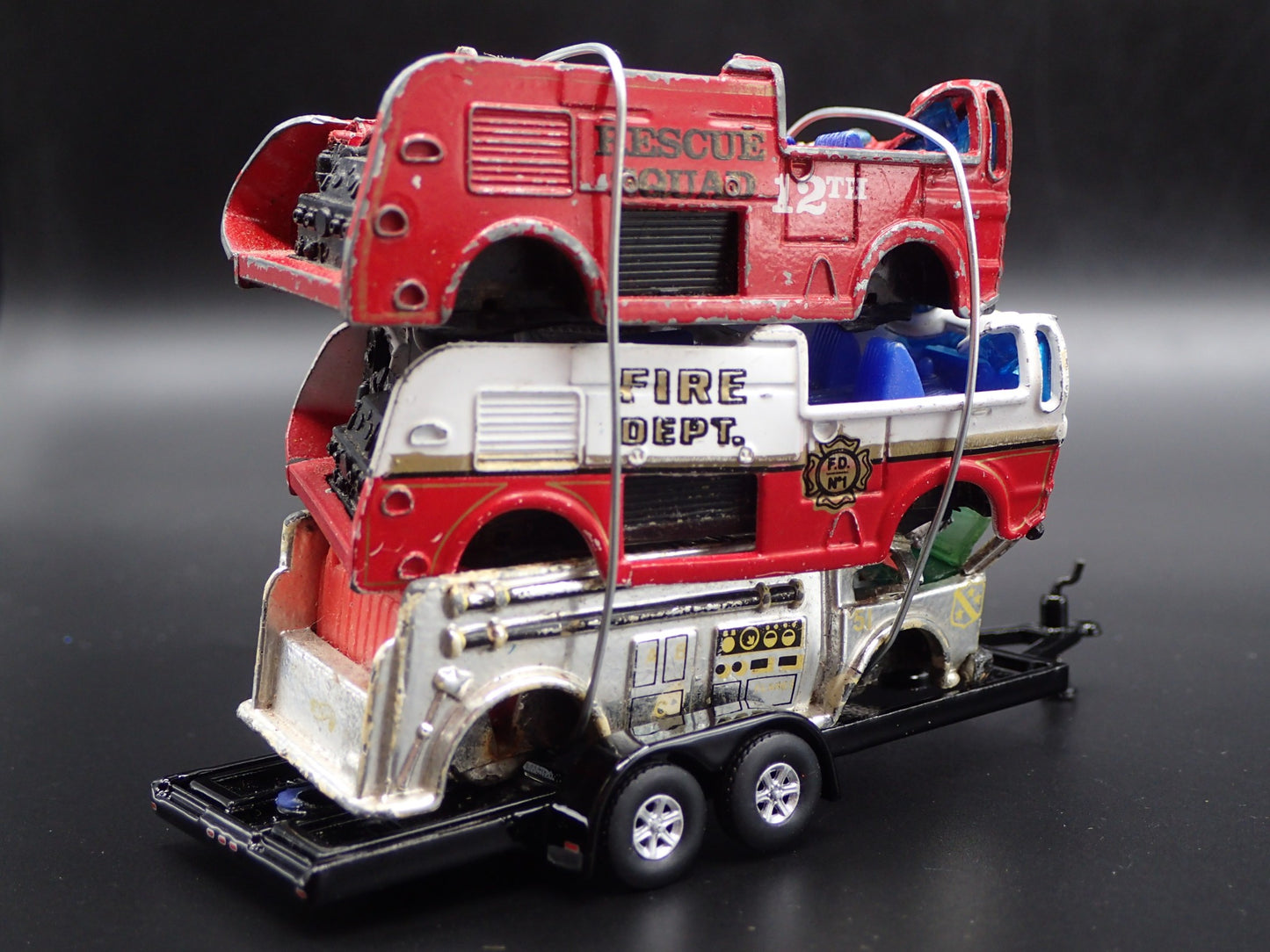 VINTAGE FIRETRUCK 3 CARS CRUSHED ON FLATBED TRAILER 1:64 SCALE DIECAST MODEL CAR