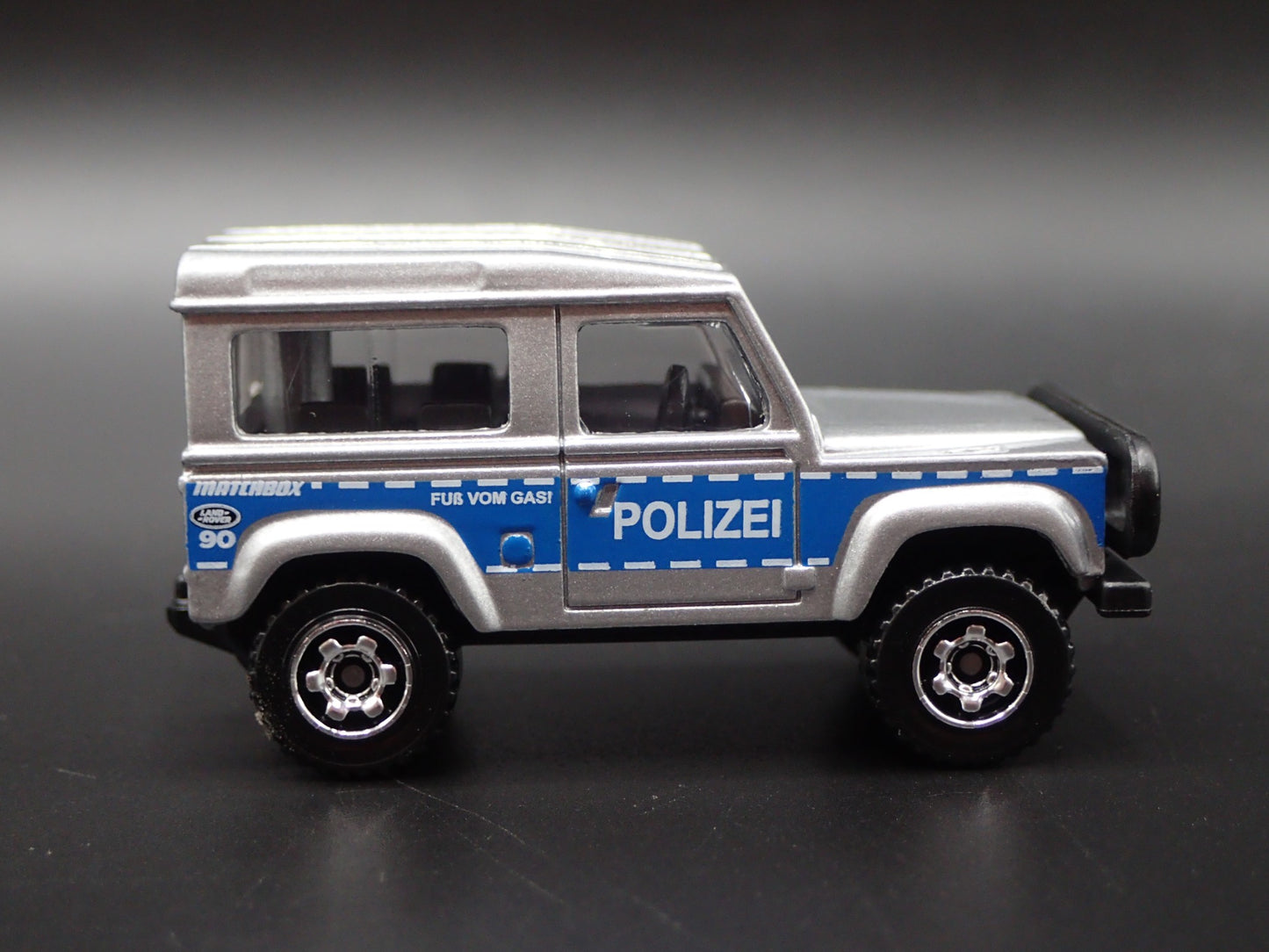 1984-1990 LAND ROVER 90 POLIZEI 1/64 SCALE COLLECTIBLE DIORAMA DIECAST MODEL CAR