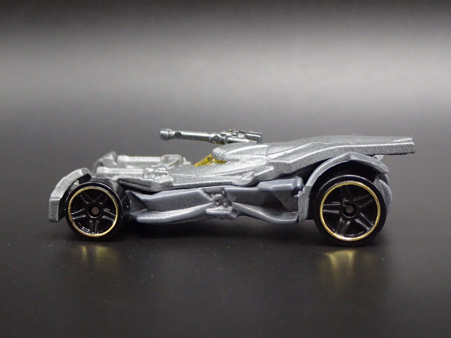 BATMAN JUSTICE LEAGUE BATMOBILE 1:64 SCALE COLLECTIBLE DIORAMA DIECAST MODEL CAR