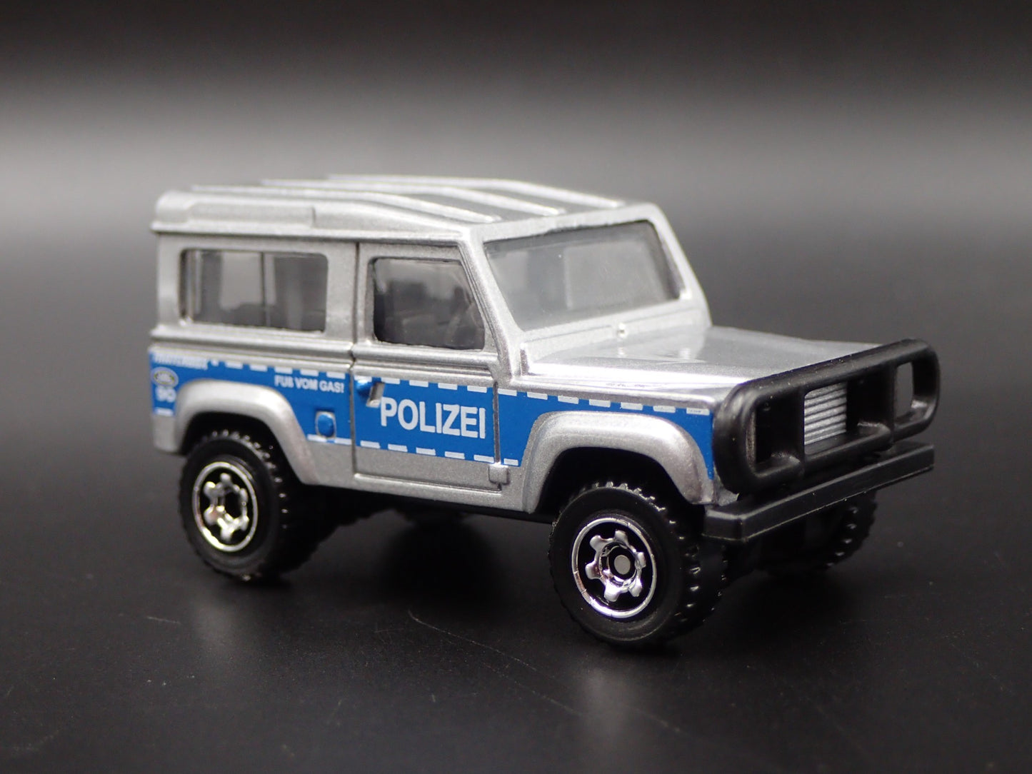 1984-1990 LAND ROVER 90 POLIZEI 1/64 SCALE COLLECTIBLE DIORAMA DIECAST MODEL CAR