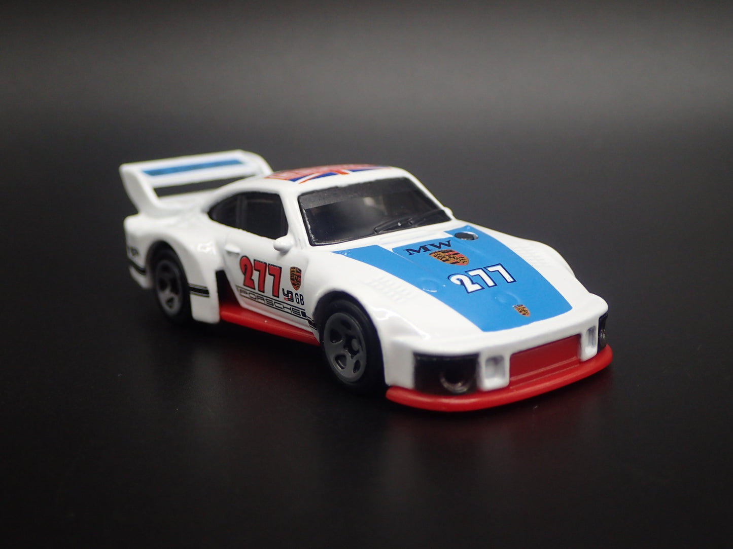 1976-1981 PORSCHE 935 RACING URBAN OUTLAW 1:64 SCALE DIORAMA DIECAST MODEL CAR
