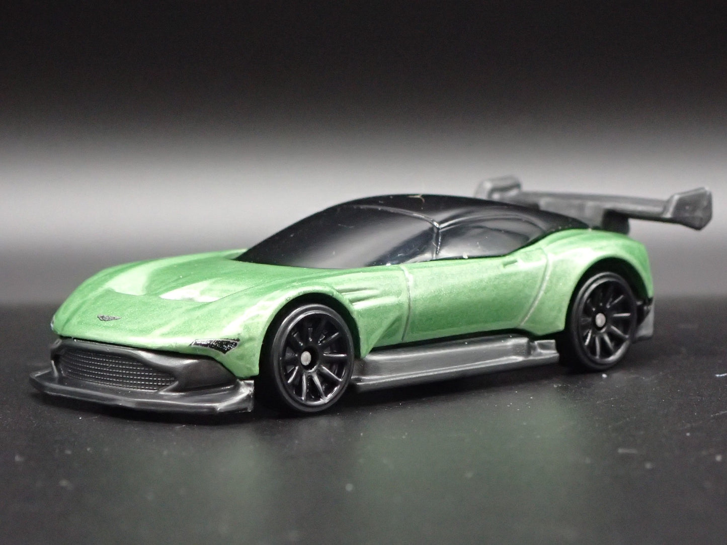 2015-2016 ASTON MARTIN VULCAN RACE CAR 1/64 SCALE DIORAMA DIECAST MODEL CAR