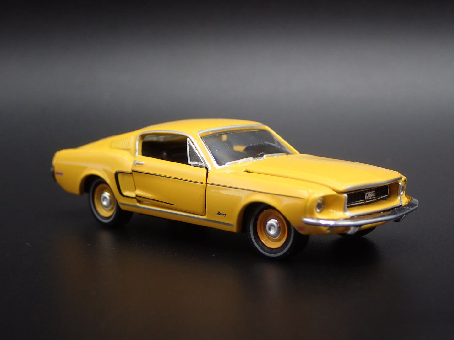 1968 68 FORD MUSTANG FASTBACK 2+2 ORANGE 1:64 SCALE DIORAMA DIECAST MODEL CAR