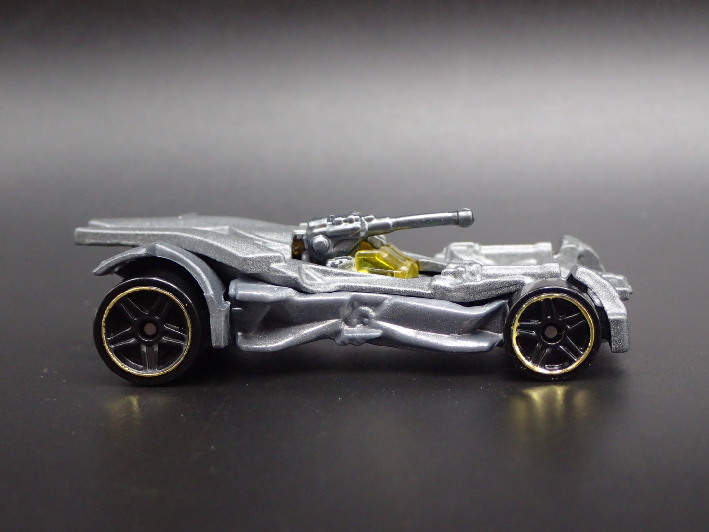 BATMAN JUSTICE LEAGUE BATMOBILE 1:64 SCALE COLLECTIBLE DIORAMA DIECAST MODEL CAR