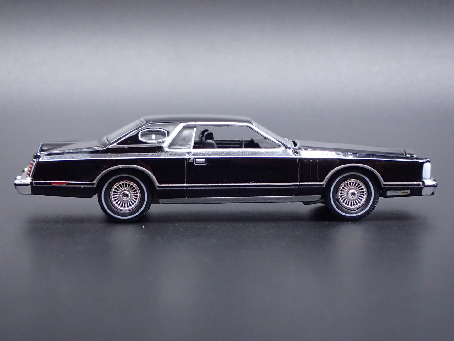 1977 77 LINCOLN CONTINENTAL MARK V BLACK 1:64 SCALE DIORAMA DIECAST MODEL CAR