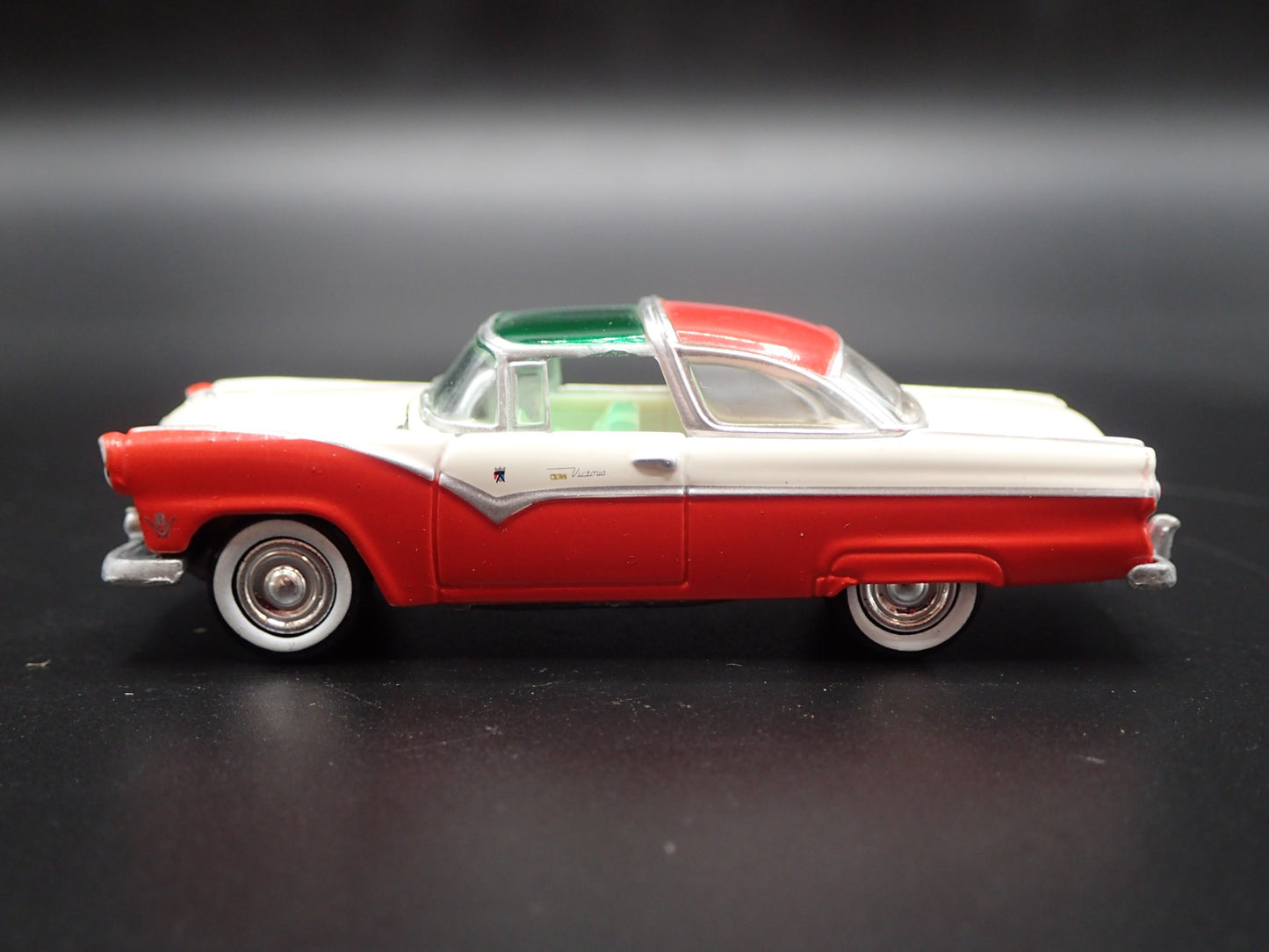 1955 55 FORD CROWN VICTORIA RED 1:64 SCALE COLLECTIBLE DIORAMA DIECAST MODEL CAR
