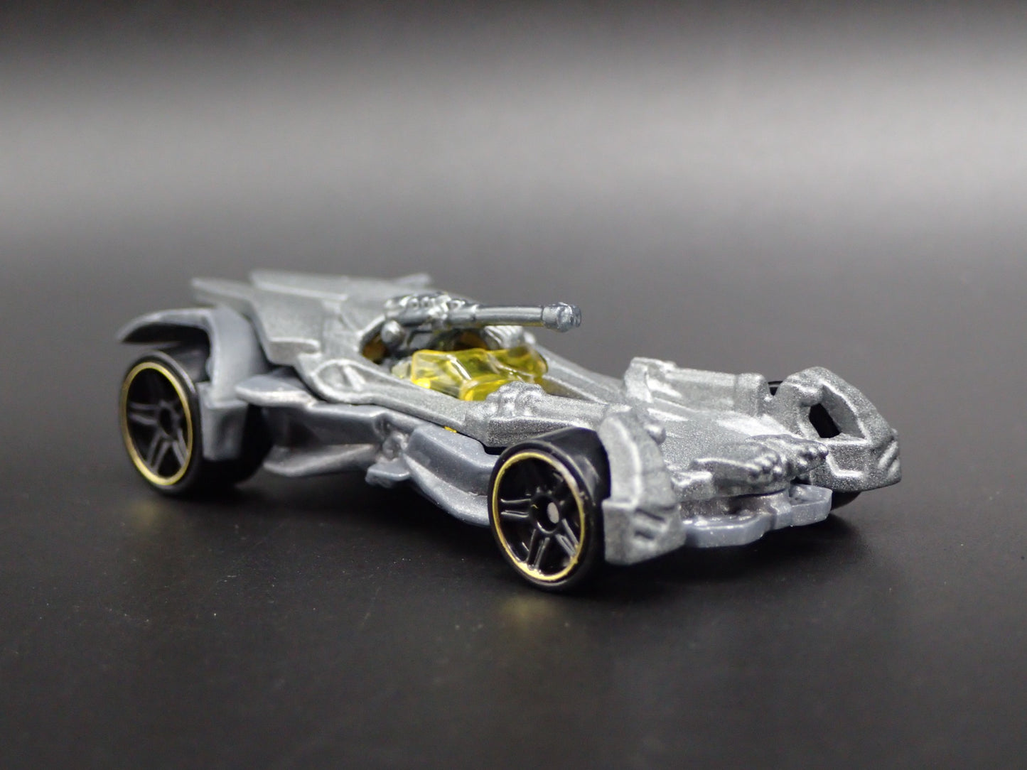 BATMAN JUSTICE LEAGUE BATMOBILE 1:64 SCALE COLLECTIBLE DIORAMA DIECAST MODEL CAR