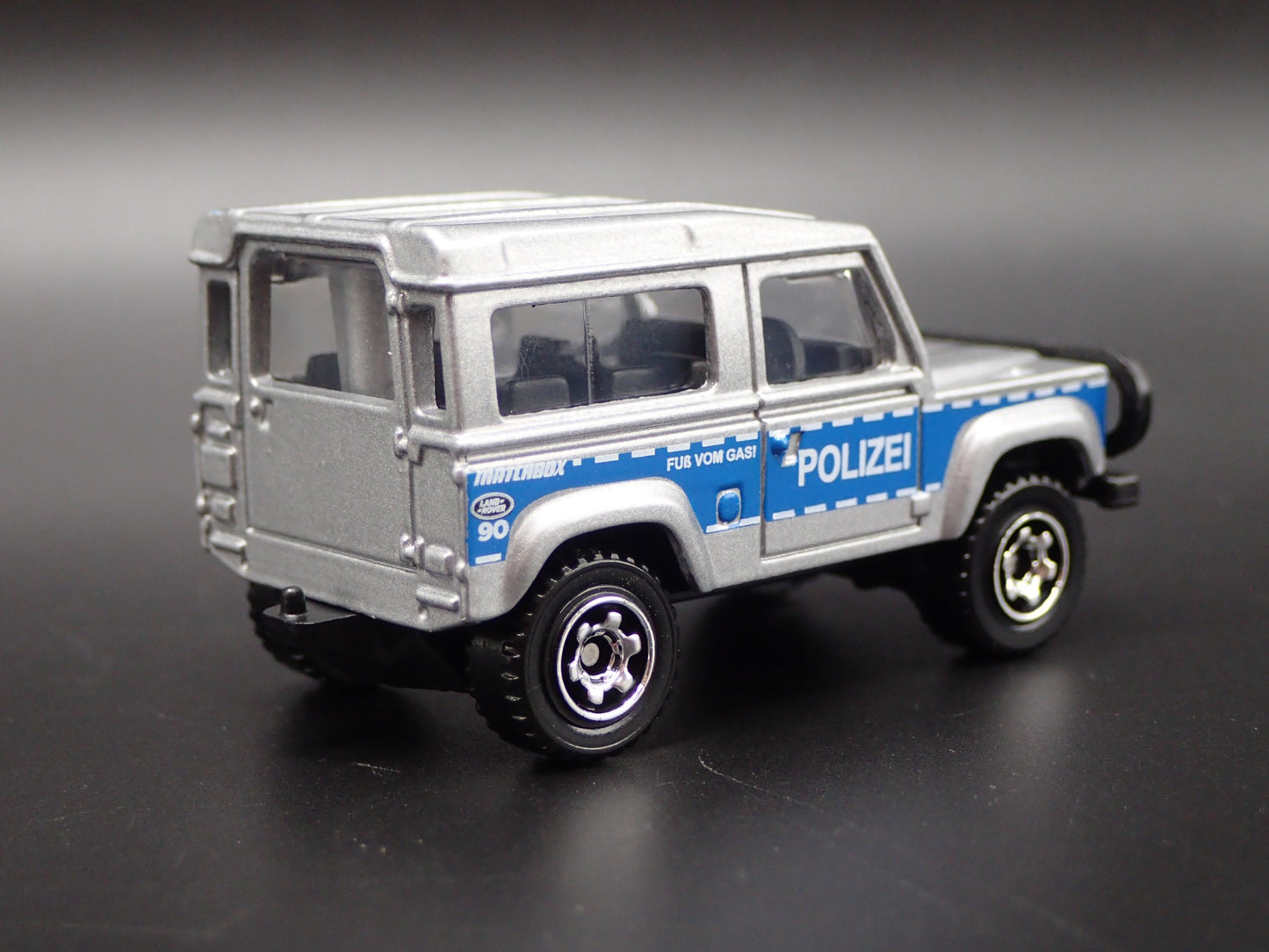 1984-1990 LAND ROVER 90 POLIZEI 1/64 SCALE COLLECTIBLE DIORAMA DIECAST MODEL CAR