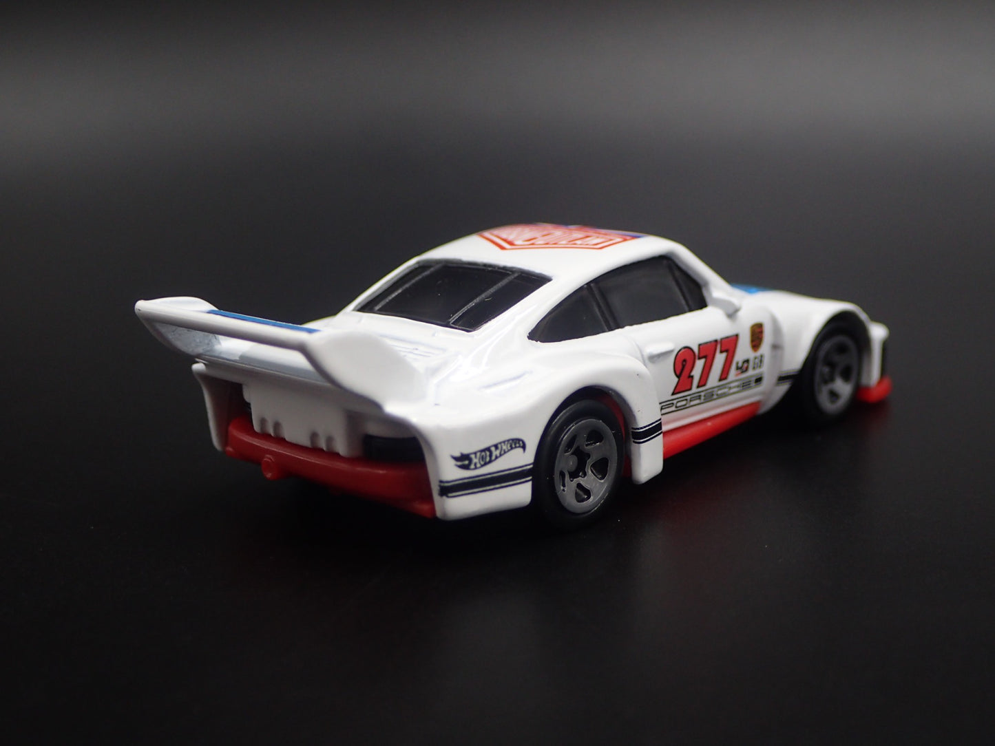1976-1981 PORSCHE 935 RACING URBAN OUTLAW 1:64 SCALE DIORAMA DIECAST MODEL CAR
