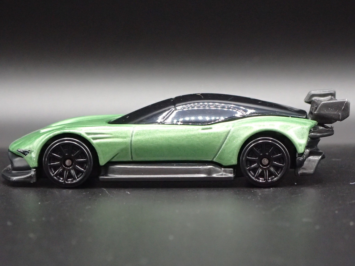 2015-2016 ASTON MARTIN VULCAN RACE CAR 1/64 SCALE DIORAMA DIECAST MODEL CAR