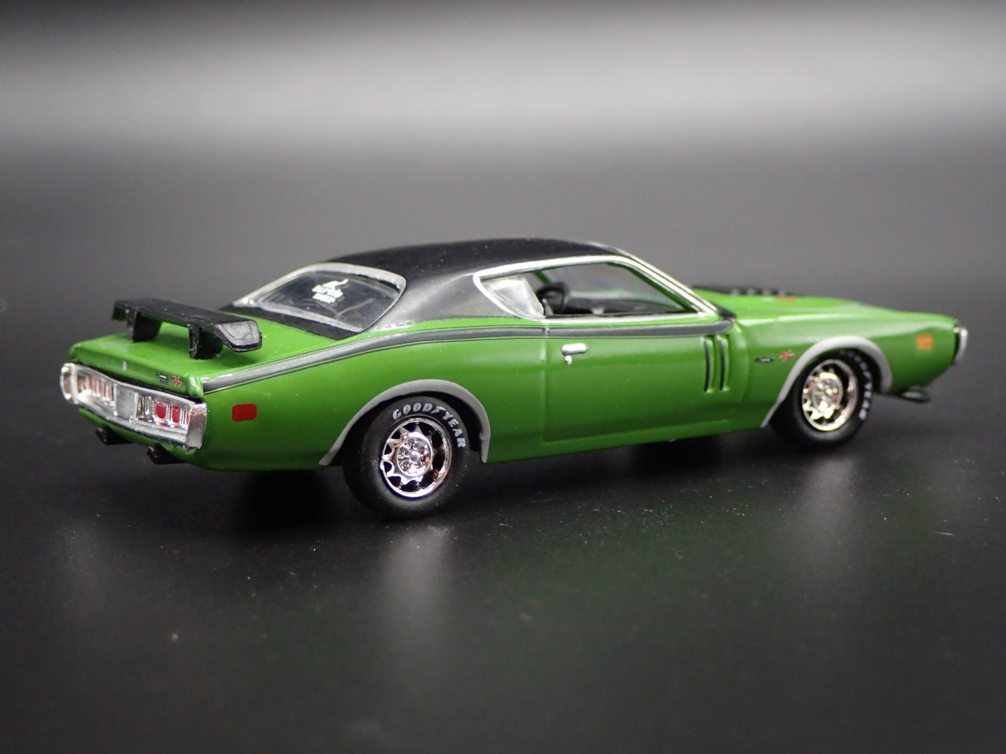 1971 71 DODGE CHARGER RT 440 6 PACK GREEN 1/64 SCALE DIORAMA DIECAST MODEL CAR