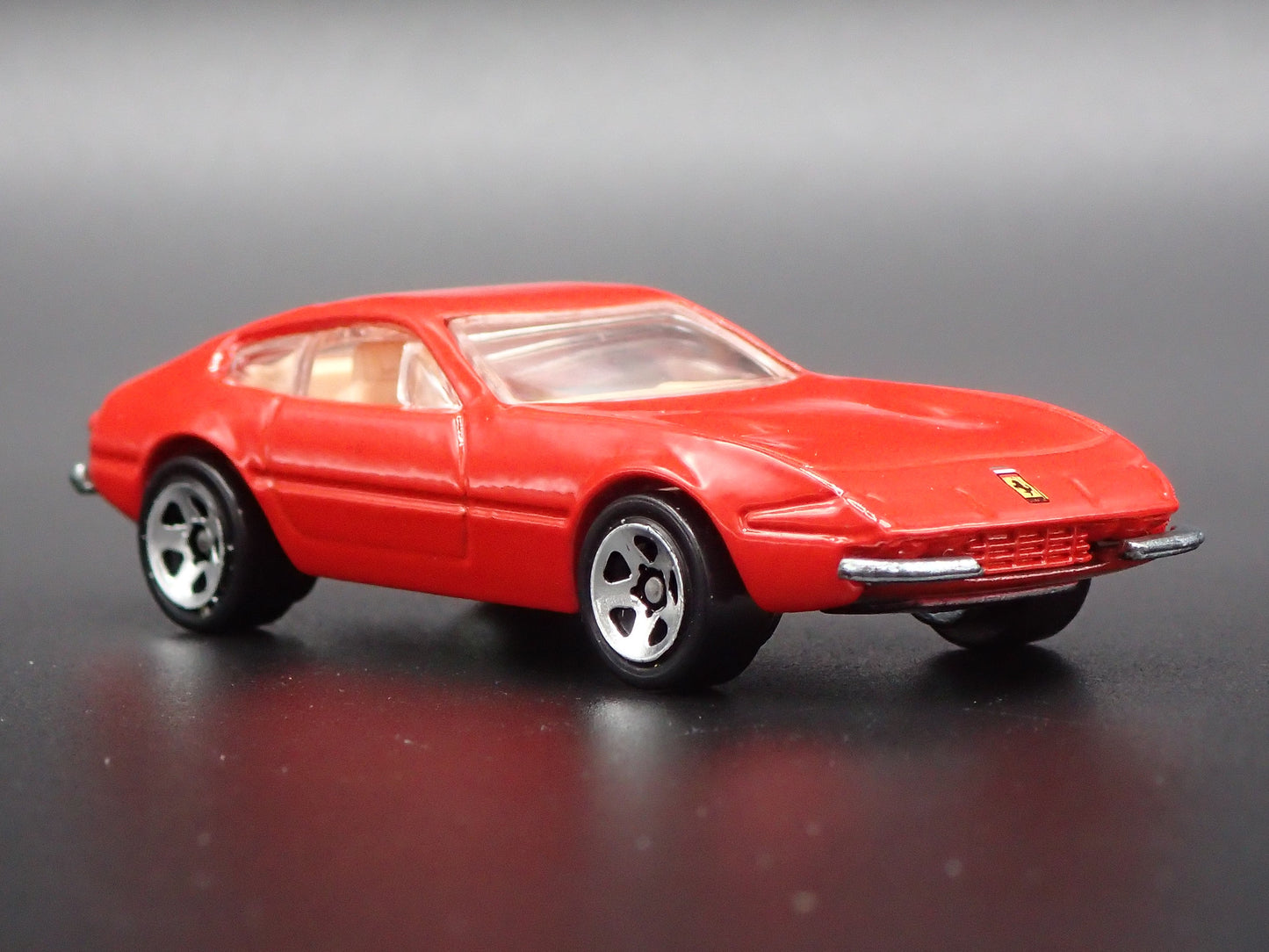 1968-1973 FERRARI 365 GTB/4 1:64 SCALE COLLECTIBLE DIORAMA DIECAST MODEL CAR