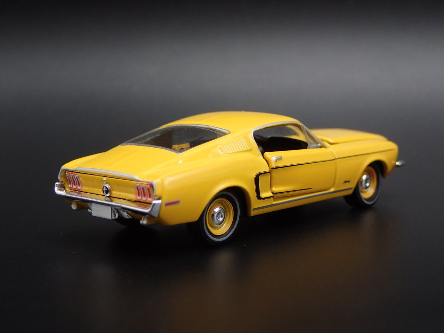 1968 68 FORD MUSTANG FASTBACK 2+2 ORANGE 1:64 SCALE DIORAMA DIECAST MODEL CAR