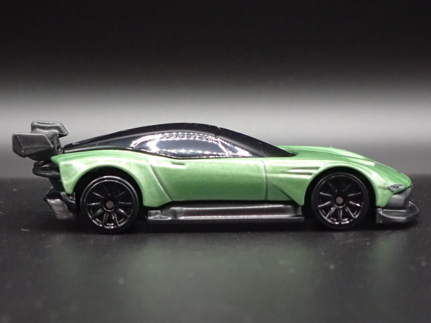 2015-2016 ASTON MARTIN VULCAN RACE CAR 1/64 SCALE DIORAMA DIECAST MODEL CAR