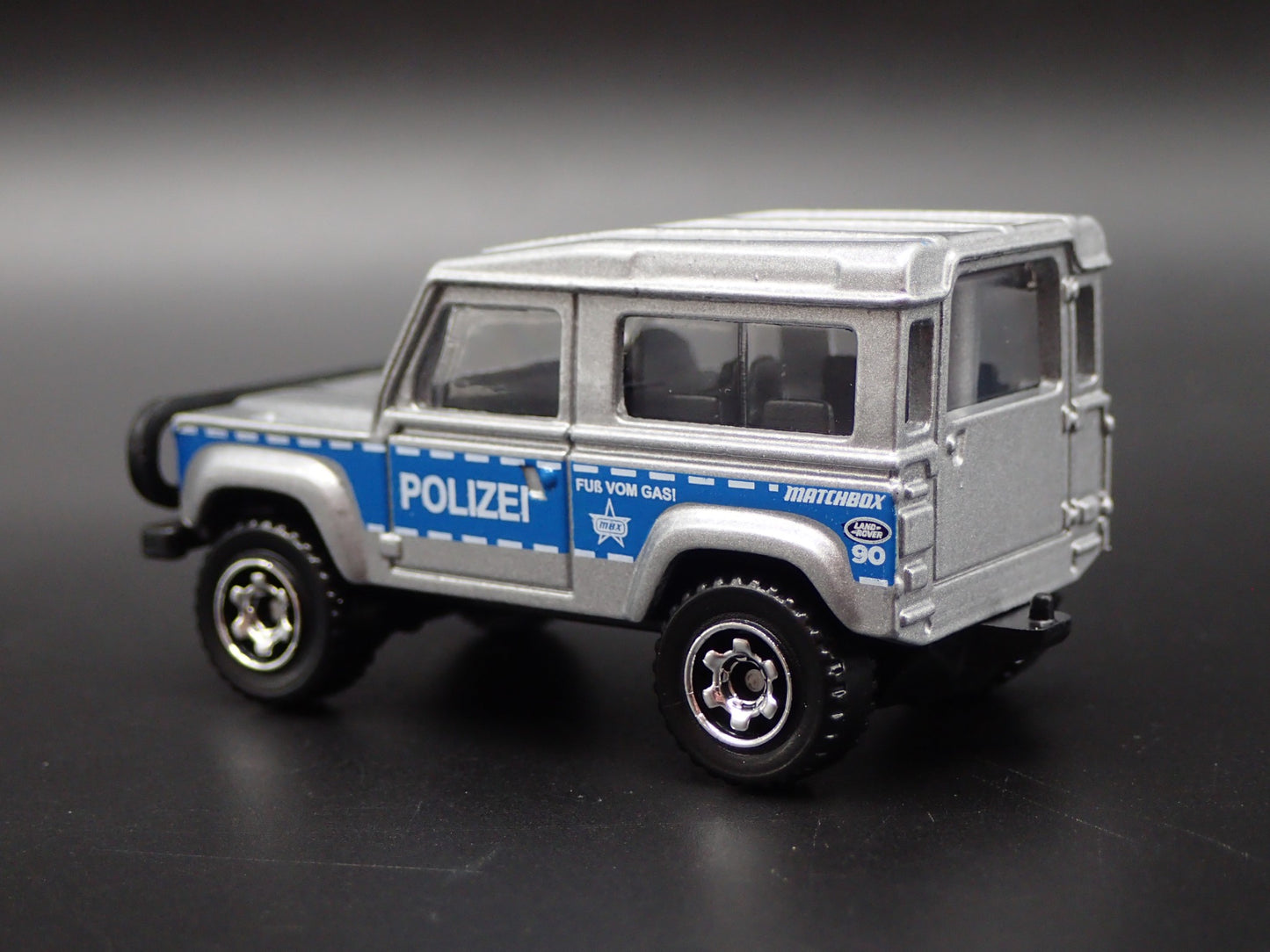 1984-1990 LAND ROVER 90 POLIZEI 1/64 SCALE COLLECTIBLE DIORAMA DIECAST MODEL CAR