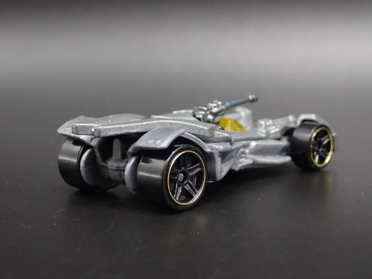 BATMAN JUSTICE LEAGUE BATMOBILE 1:64 SCALE COLLECTIBLE DIORAMA DIECAST MODEL CAR