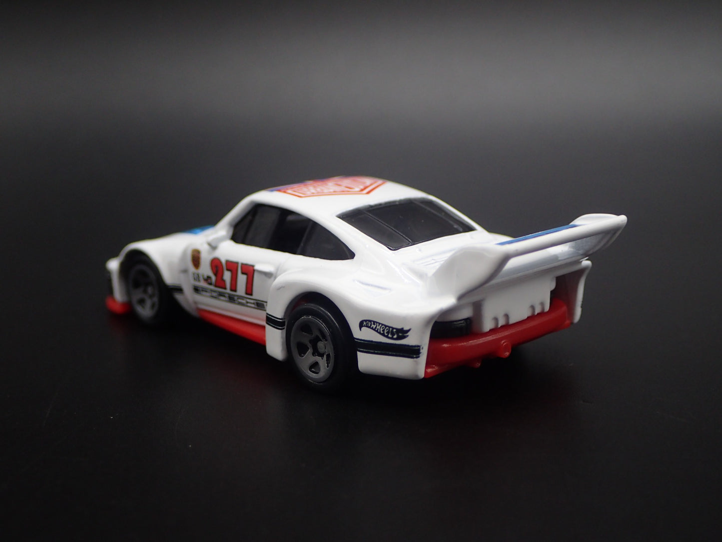 1976-1981 PORSCHE 935 RACING URBAN OUTLAW 1:64 SCALE DIORAMA DIECAST MODEL CAR