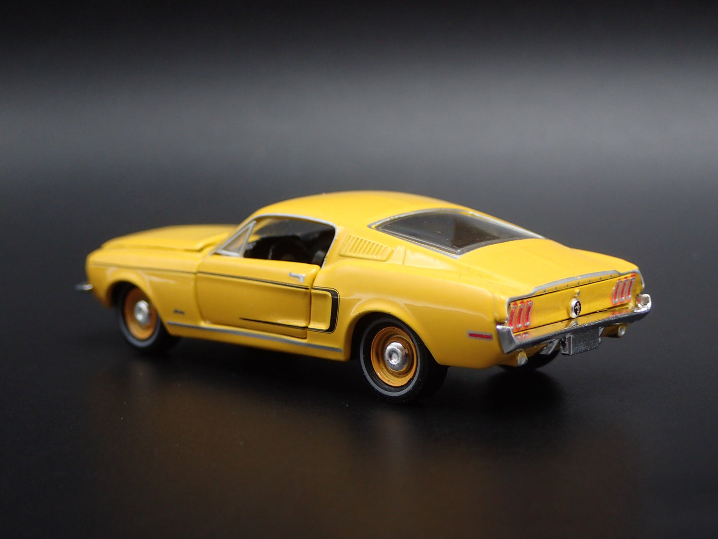 1968 68 FORD MUSTANG FASTBACK 2+2 ORANGE 1:64 SCALE DIORAMA DIECAST MODEL CAR