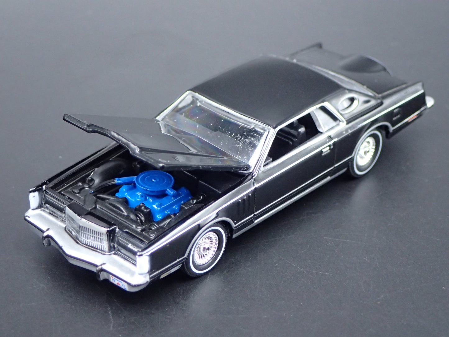 1977 77 LINCOLN CONTINENTAL MARK V BLACK 1:64 SCALE DIORAMA DIECAST MODEL CAR