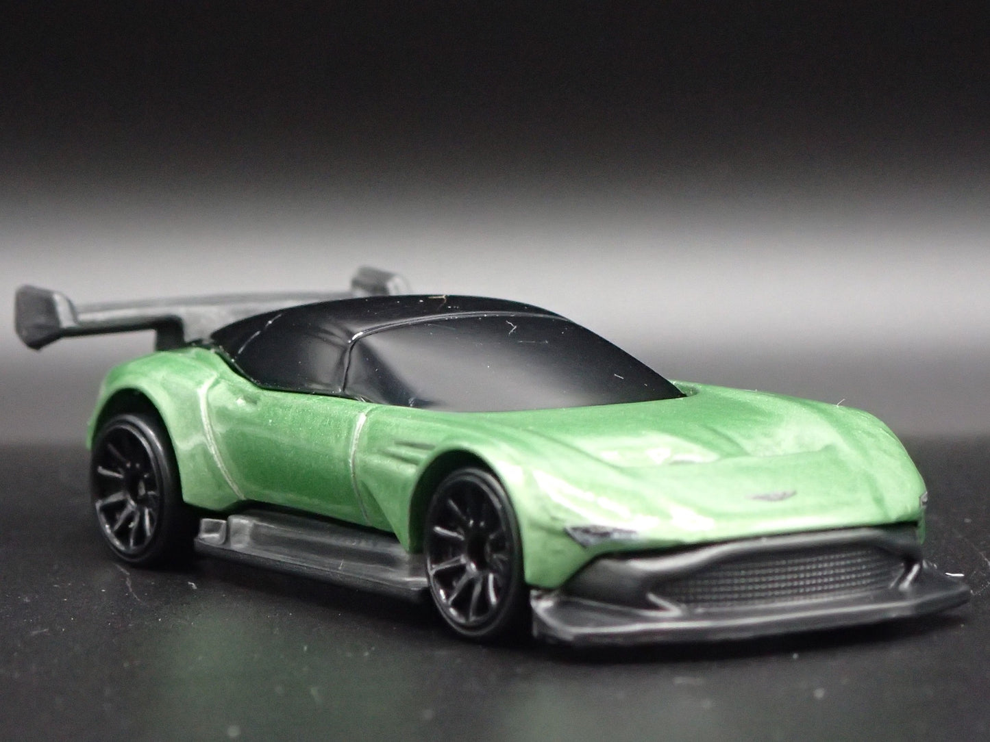 2015-2016 ASTON MARTIN VULCAN RACE CAR 1/64 SCALE DIORAMA DIECAST MODEL CAR