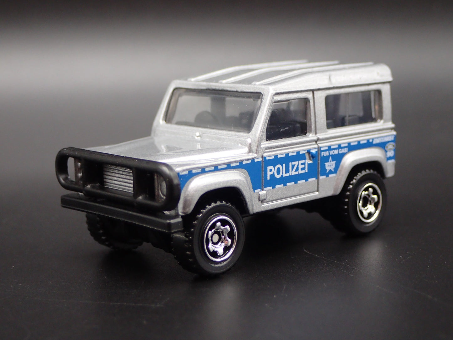 1984-1990 LAND ROVER 90 POLIZEI 1/64 SCALE COLLECTIBLE DIORAMA DIECAST MODEL CAR